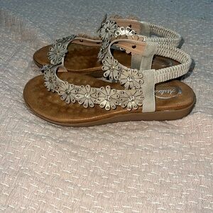 Andiamo flower thong sandal.